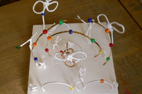 中学年立体作品－針金入り紙紐を使った「くねくねランドへようこそ」