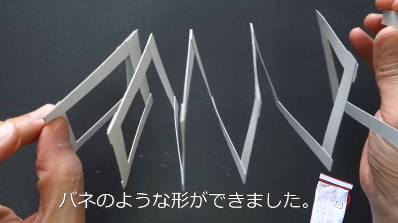 細く短い厚紙で造形遊び