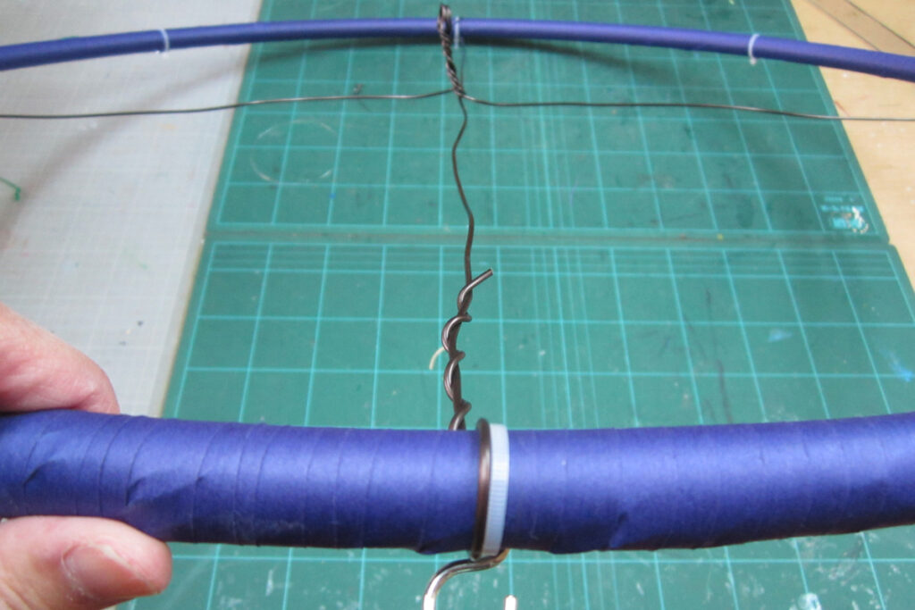 全校集合作品針金と紙帯の曲線