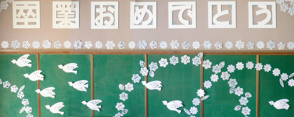 卒業式壁面装飾白い鳥と花