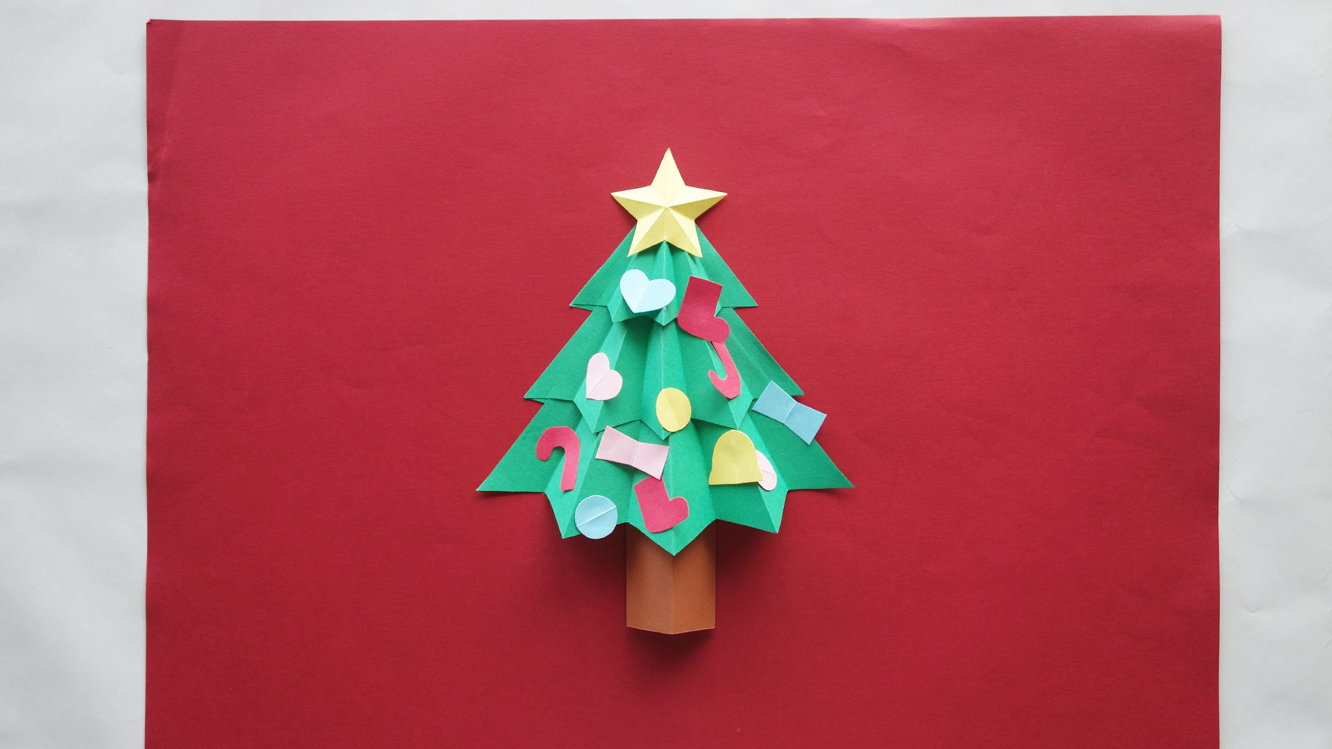 型紙と色画用紙で作る季節の壁面飾り12月クリスマスツリー 図工人