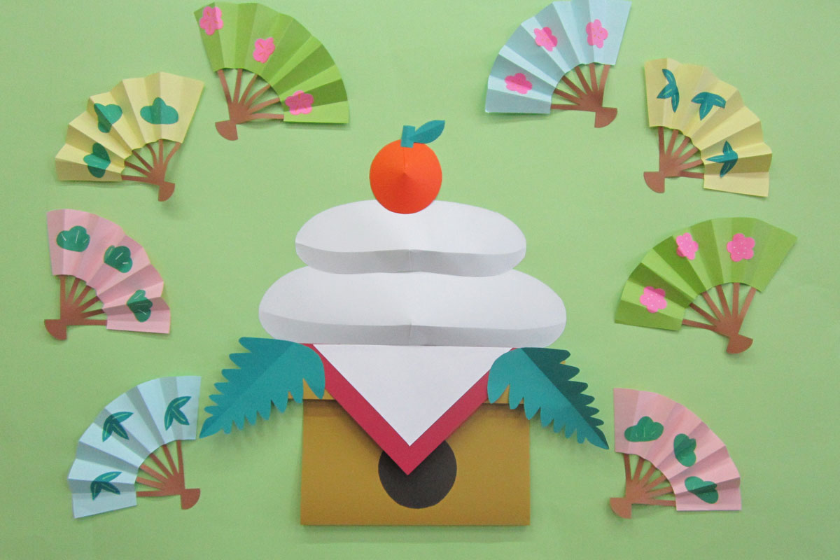 色画用紙で作る簡単でかわいい1月の壁面掲示物「鏡餅と扇」  図工人