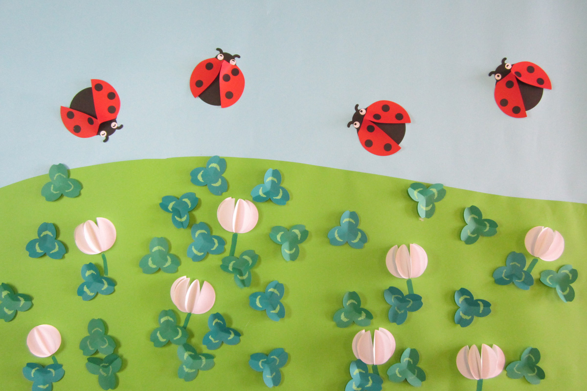 色画用紙で作る4月の壁面掲示シロツメクサとてんとう虫