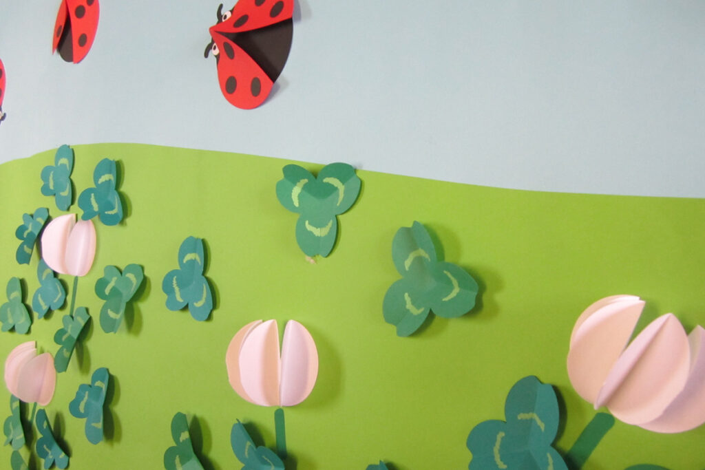 色画用紙で作る4月の壁面掲示シロツメクサとてんとう虫