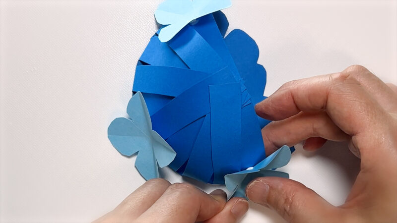 紙で作る季節の壁面飾り-花菖蒲の掲示物(5月)